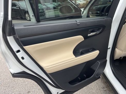 Used 2025 Toyota Highlander XLE image 12