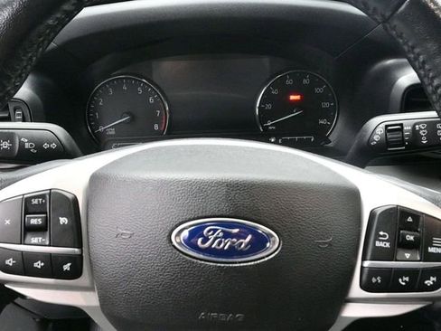 Used 2022 Ford Explorer XLT image 16