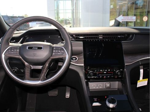 New 2025 Jeep Grand Cherokee Limited w/ Luxury Tech Group II image 12