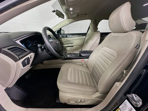 Used 2018 Ford Fusion SE w/ Fusion SE Technology Package FWD image 13
