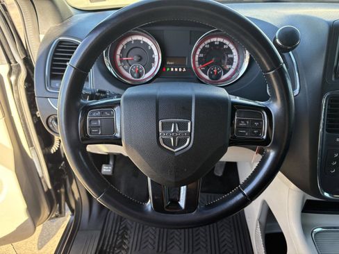 Used 2019 Dodge Grand Caravan SXT image 8