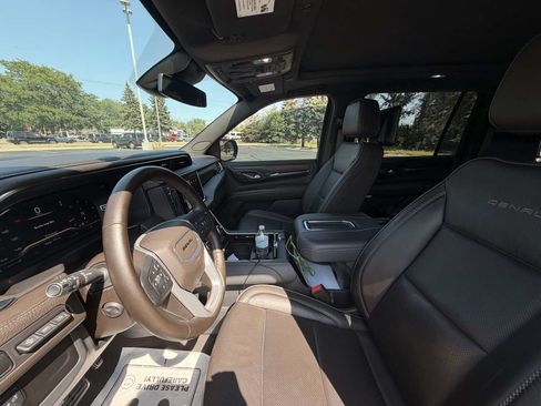 Used 2024 GMC Yukon XL Denali AWD/4WD image 11