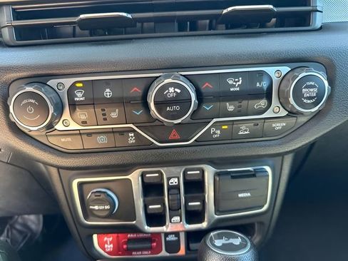 Used 2024 Jeep Wrangler Unlimited AWD/4WD image 23