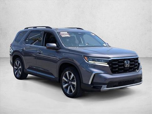 Used 2024 Honda Pilot Touring image 3