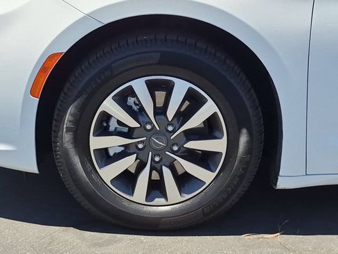 Used 2022 Chrysler Pacifica Touring-L FWD image 10