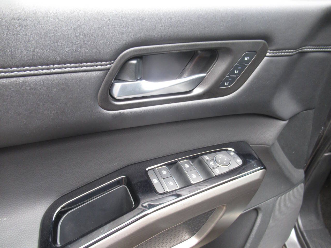 Used 2025 Nissan Pathfinder Platinum AWD/4WD image 19