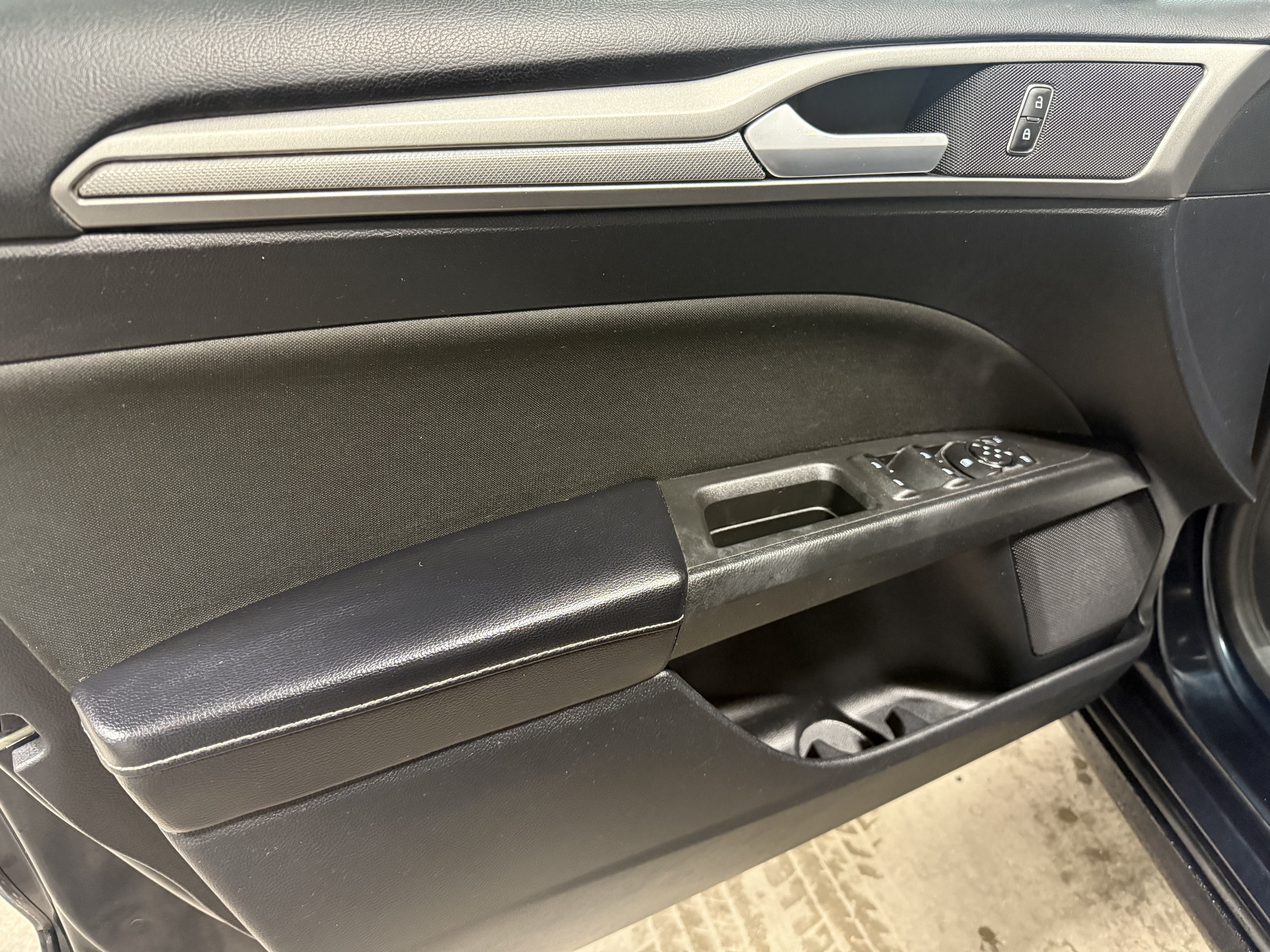 Used 2020 Ford Fusion SE FWD image 18