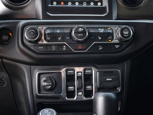 Used 2018 Jeep Wrangler Unlimited Sport S AWD/4WD image 26