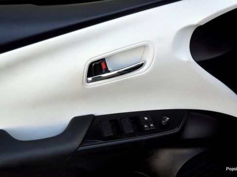 Used 2022 Toyota Prius L Eco image 7