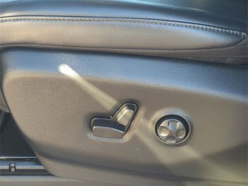 Used 2023 Chrysler Pacifica Touring-L image 19