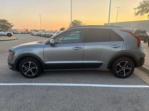 Used 2024 Kia Niro EX FWD image 4