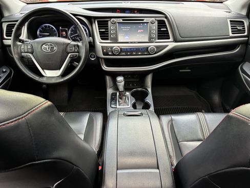 Used 2019 Toyota Highlander SE w/ Nightshade Edition AWD/4WD image 19