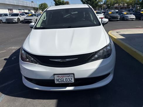 Used 2022 Chrysler Voyager LX FWD image 2