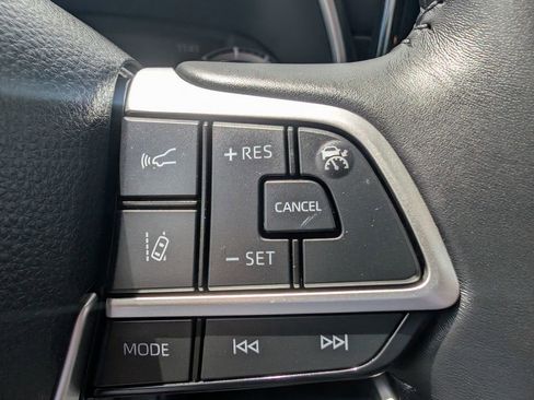 Used 2024 Toyota Highlander XLE AWD/4WD image 25