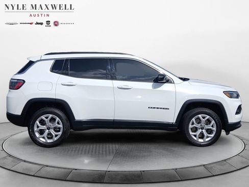 Used 2025 Jeep Compass Latitude AWD/4WD image 17
