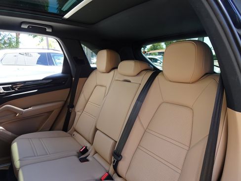 Used 2023 Porsche Cayenne AWD/4WD image 17