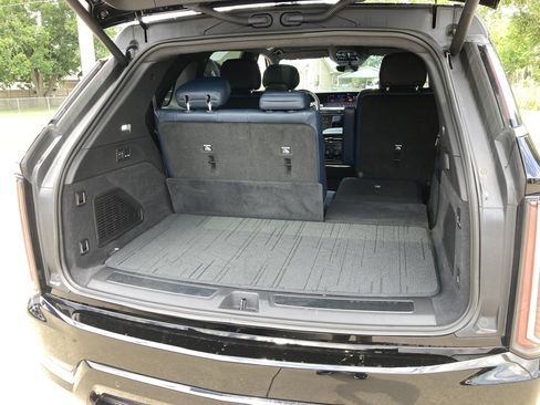 Certified 2025 Cadillac Escalade IQ Luxury 2 w/ LPO, Premium Carpet Package AWD/4WD image 18