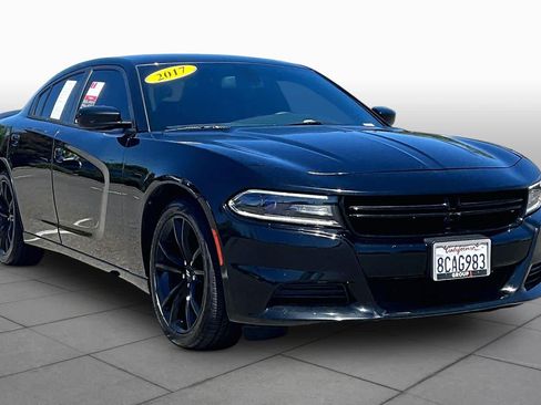Used 2017 Dodge Charger SE w/ Blacktop Package RWD image 2