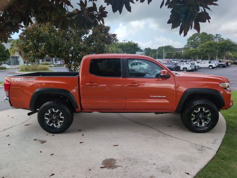 Used 2017 Toyota Tacoma TRD Off-Road w/ Tow Package (A/T) AWD/4WD image 11