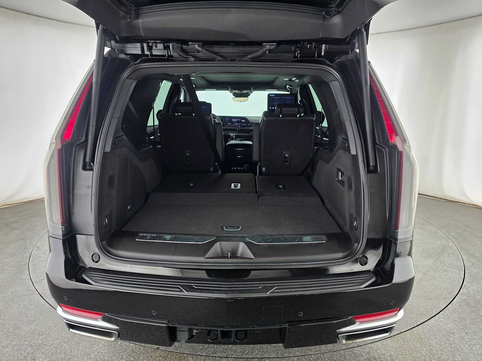 Used 2023 Cadillac Escalade Premium Luxury AWD/4WD image 16
