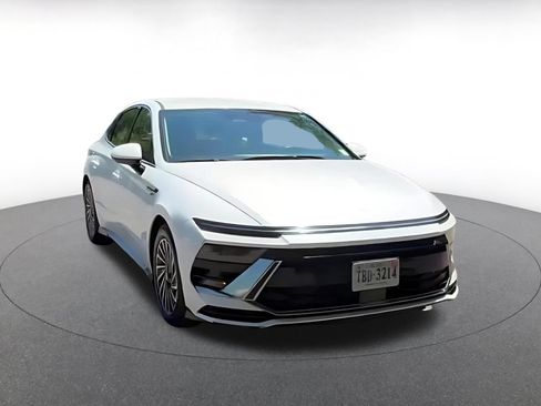 Used 2025 Hyundai Sonata SEL FWD image 2