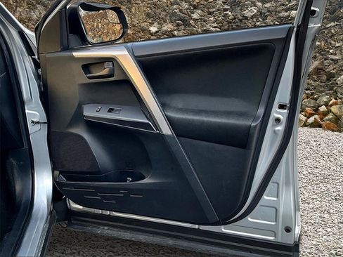 Used 2018 Toyota RAV4 LE w/ Carpet Mat Package image 20