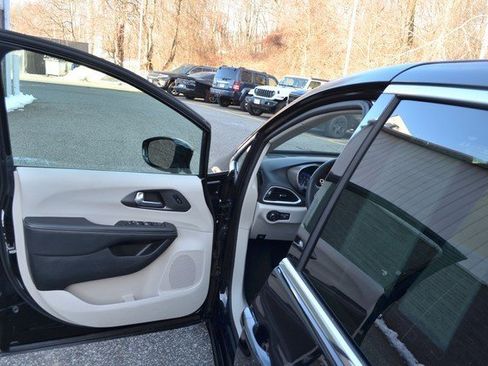 Used 2024 Chrysler Pacifica Touring-L image 15