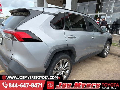 Used 2022 Toyota RAV4 XLE Premium image 4