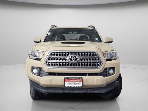 Used 2017 Toyota Tacoma TRD Sport image 3