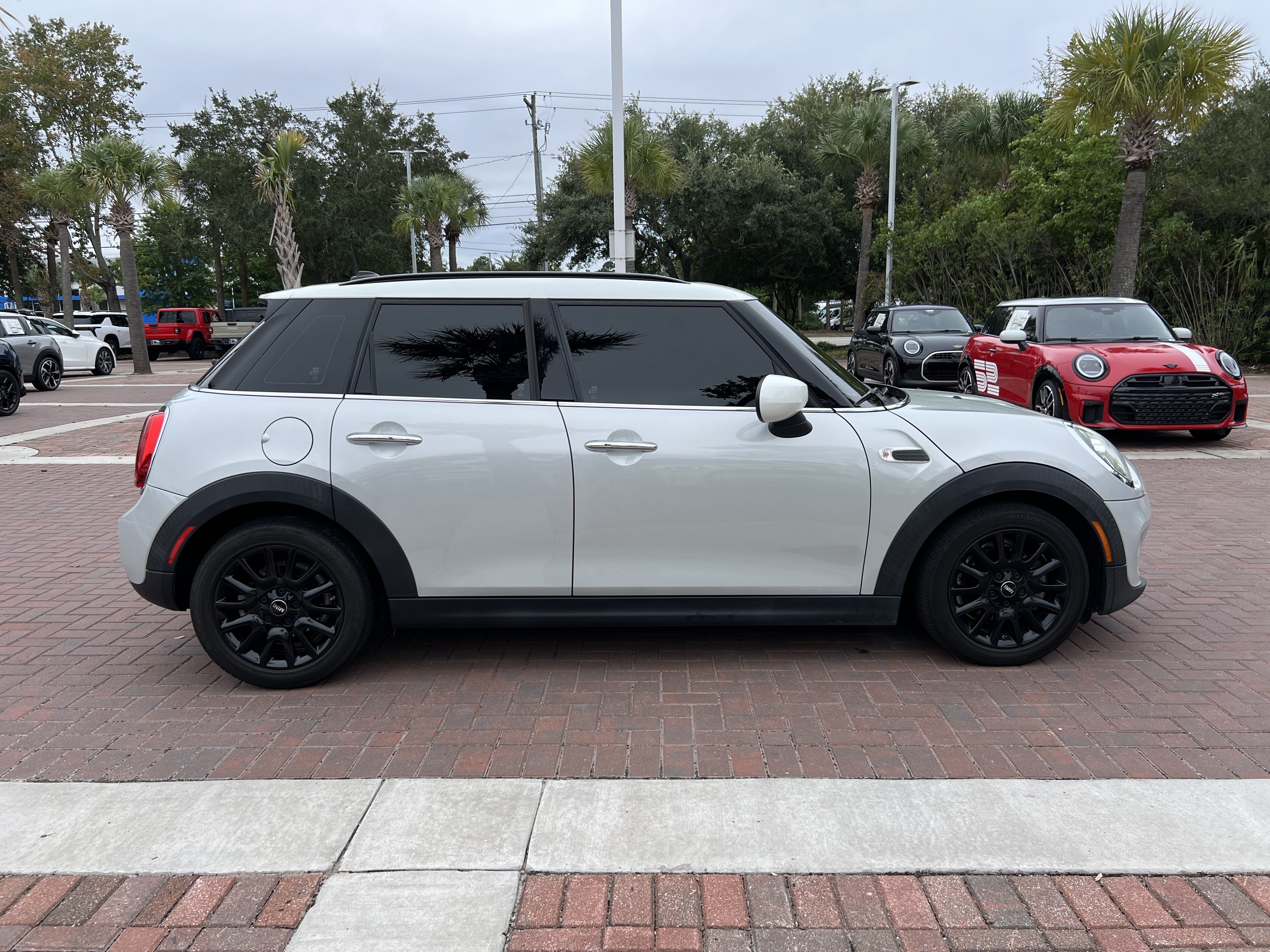 Used 2020 MINI Cooper 4-Door Hardtop w/ Premium Package FWD image 11