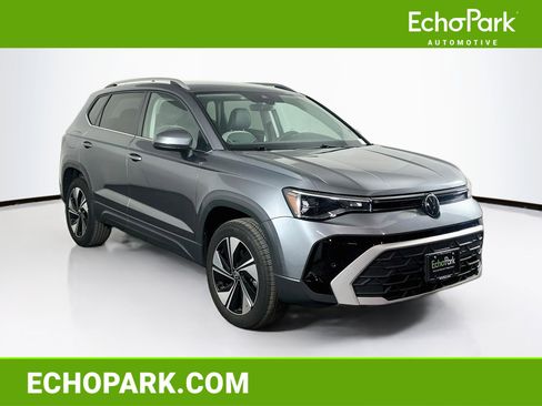 Used 2025 Volkswagen Taos SE AWD/4WD image 1