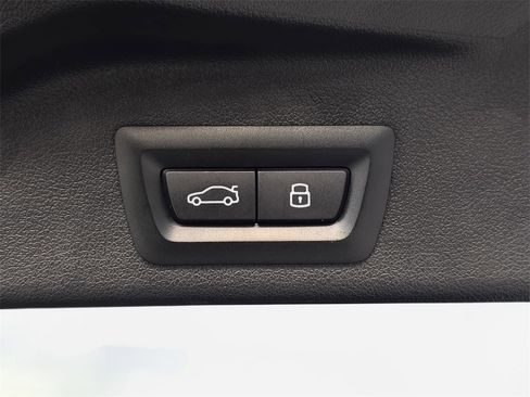 Used 2025 BMW X5 xDrive50e image 16