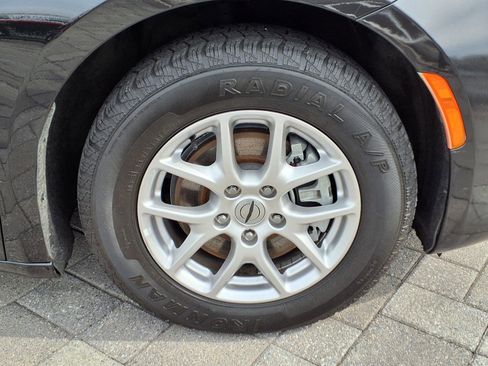 Used 2023 Chrysler Pacifica Touring-L image 10