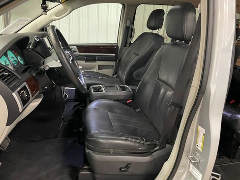 Used 2010 Chrysler Town & Country Touring Plus FWD image 13