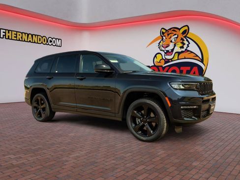 Used 2023 Jeep Grand Cherokee L Limited w/ Black Appearance Package AWD/4WD image 3