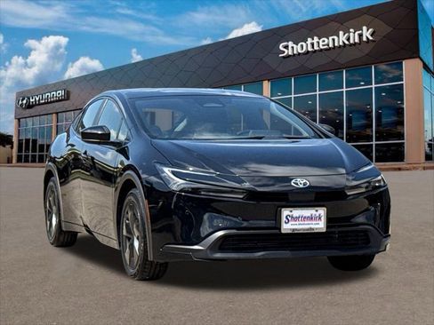 Used 2024 Toyota Prius LE image 3