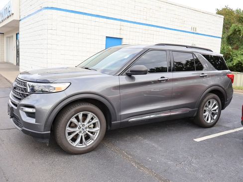 Used 2021 Ford Explorer XLT w/ Equipment Group 202A AWD/4WD image 4