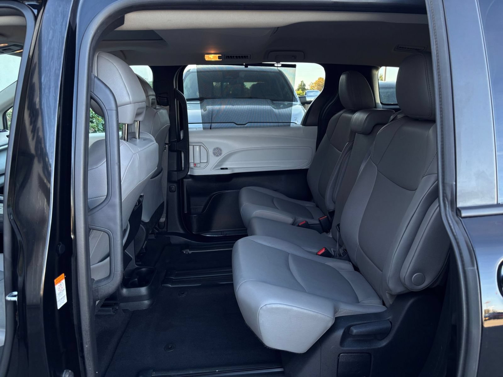 Used 2025 Toyota Sienna XLE FWD image 26