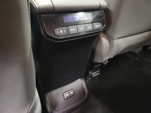 Used 2023 Toyota Highlander XLE AWD/4WD image 29