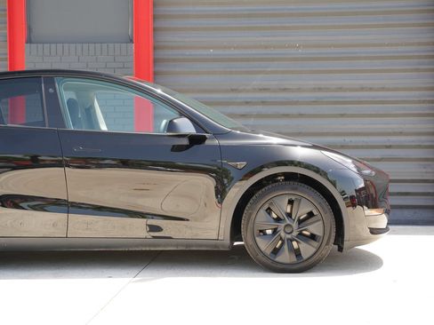 Used 2024 Tesla Model Y Long Range RWD image 3