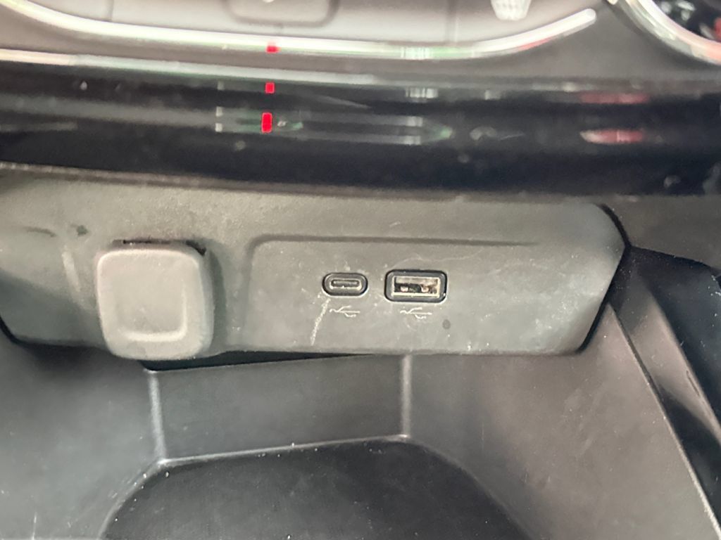 Used 2025 Chevrolet Trax LT w/ LT Convenience Package FWD image 32
