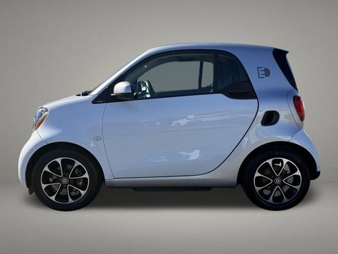 Used 2017 smart fortwo pure image 2