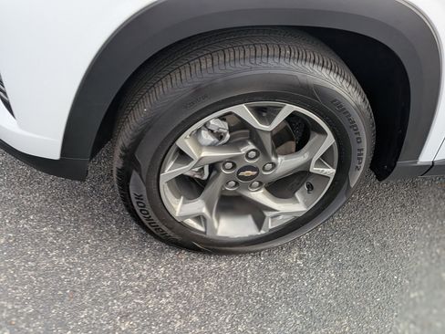 Used 2025 Chevrolet Trax LT w/ LT Convenience Package image 12