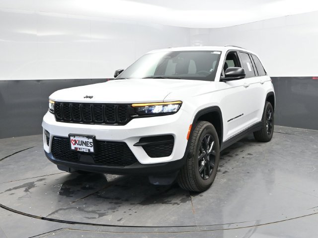 Used 2025 Jeep Grand Cherokee Altitude AWD/4WD image 6