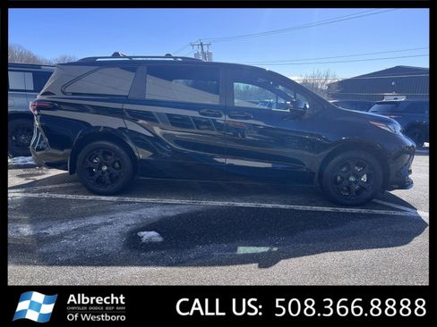 Used 2025 Toyota Sienna XLE Woodland Edition image 6