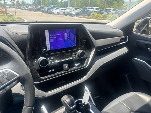 Used 2023 Toyota Highlander XLE FWD image 11