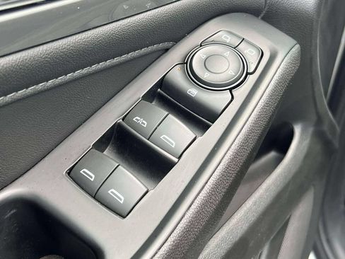 Used 2023 Chevrolet Traverse LT FWD image 18