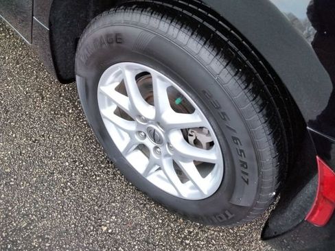 Used 2024 Chrysler Pacifica Touring-L image 16