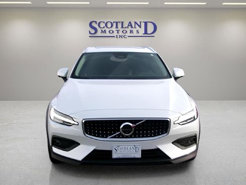 Used 2025 Volvo V60 B5 Cross Country Plus AWD/4WD image 3
