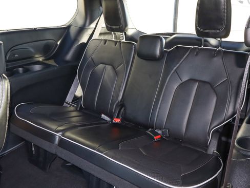 Used 2025 Chrysler Pacifica Limited image 10